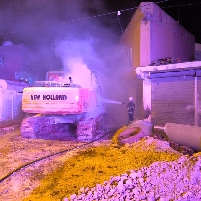 Mardin'de park halindeki 2 iş makinesinde çıkan yangın söndürüldü