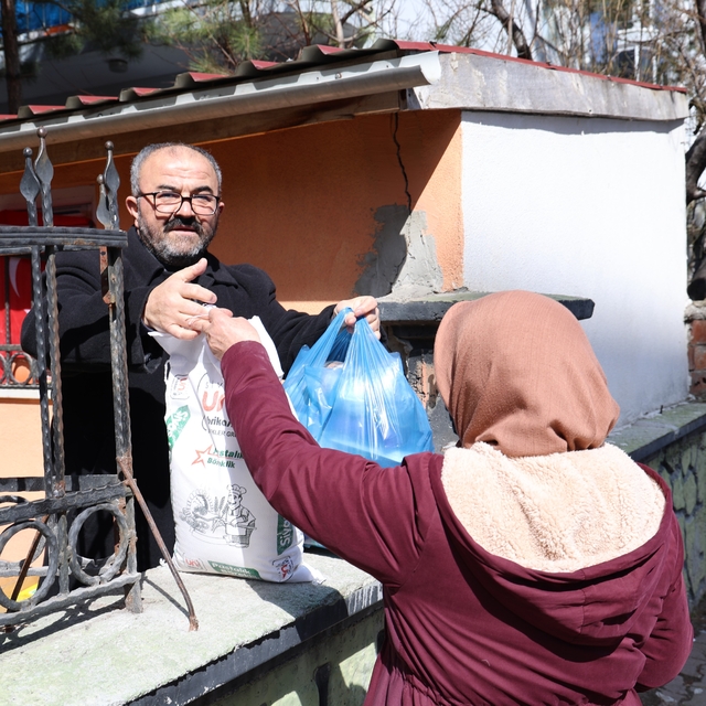 Bu bakkalda parayla değil dua ile alışveriş yapılıyor