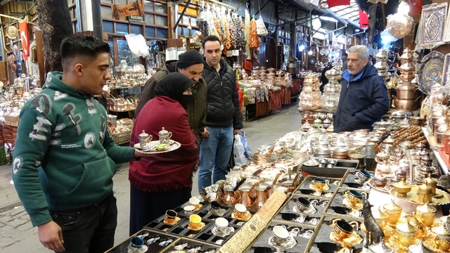 Bakır ustalarının bayram öncesi yoğun mesaisi
Bayram öncesi bakır ikramlıklara talep artınca mesai de arttı