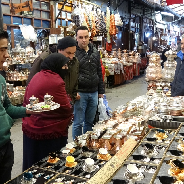 Bakır ustalarının bayram öncesi yoğun mesaisi
Bayram öncesi bakır ikramlıkl...