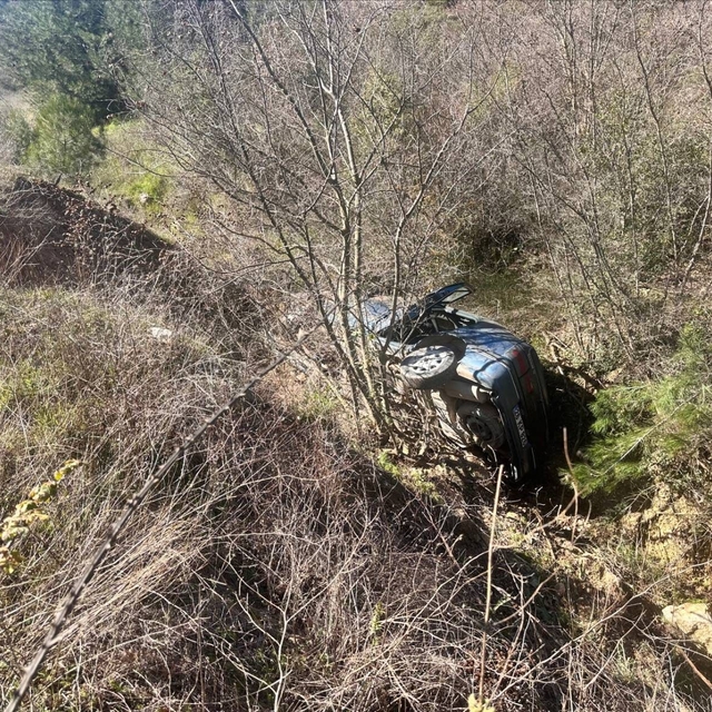 Bilecik'te otomobil dereye uçtu, 1 kişi yaralandı