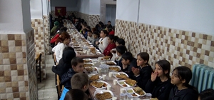 Öğretmen-veli dayanışmasıyla köy okulunda öğrencilere restoran tadında ifta...