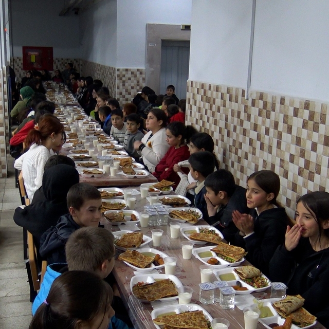 Öğretmen-veli dayanışmasıyla köy okulunda öğrencilere restoran tadında ifta...