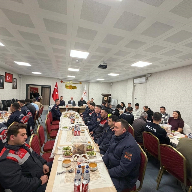 Aslanapa Kaymakamı Tosun, emniyet ve jandarma personeliyle iftar programınd...