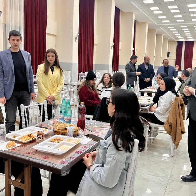 Dumlupınar Kaymakamı Teltik, iftar bereketini üniversite öğrencileriyle pay...