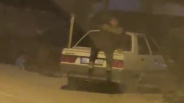 Adıyaman'da tepki çeken görüntü: Seyir halindeki otomobilin bagaj kısmına oturarak ilerledi