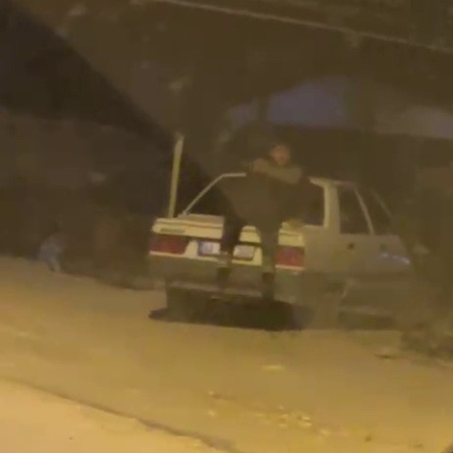 Adıyaman'da tepki çeken görüntü: Seyir halindeki otomobilin bagaj kısmına o...