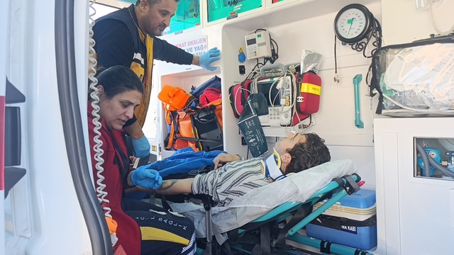 Manavgat'ta otomobil ile çarpışan motosikletli yaralandı