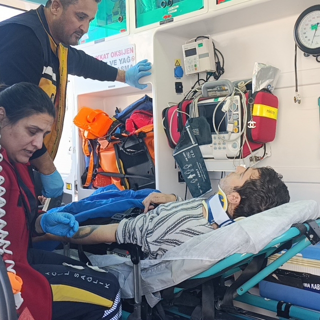 Manavgat'ta otomobil ile çarpışan motosikletli yaralandı