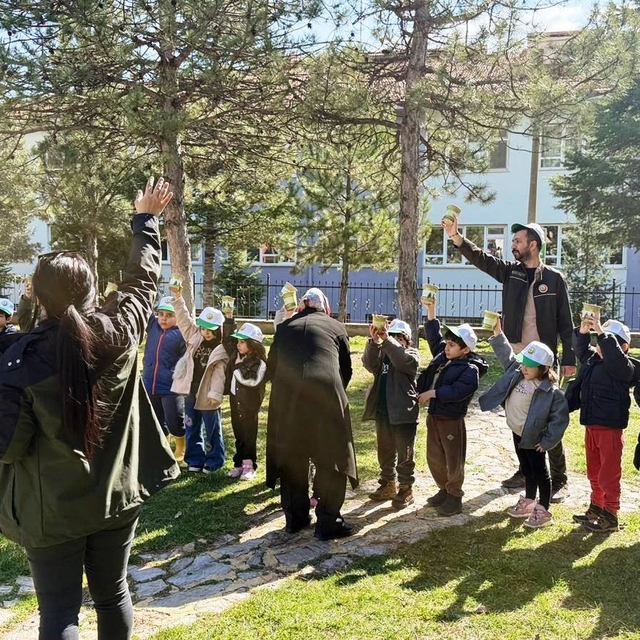 Gediz'de minik eller tohum dikti