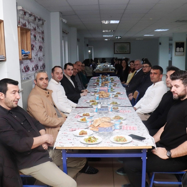 Hisarcık Kaymakamı Erkan Atam, iftar sofrasında öğrencilerle buluştu