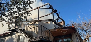 Denizli'de korkutan yangında çatı küle döndü