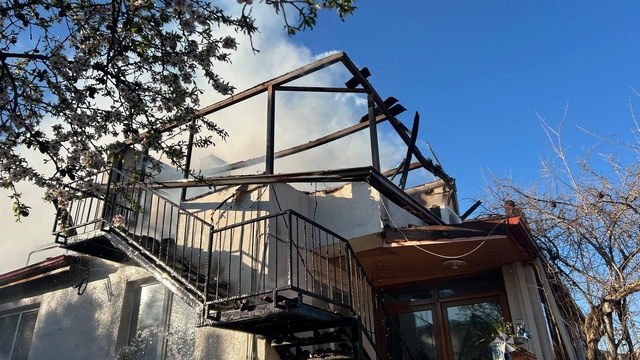 Denizli'de korkutan yangında çatı küle döndü