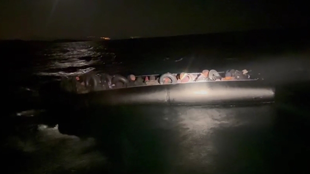 İzmir'de lastik bot içerisindeki 45 düzensiz göçmen yakalandı