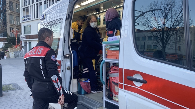 Cadde ortasında boynuna ve yüzüne kesikler attı