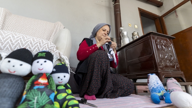 Mersin'de evler atölyeye dönüştü: Kadınlar çoraptan oyuncak yapıyor