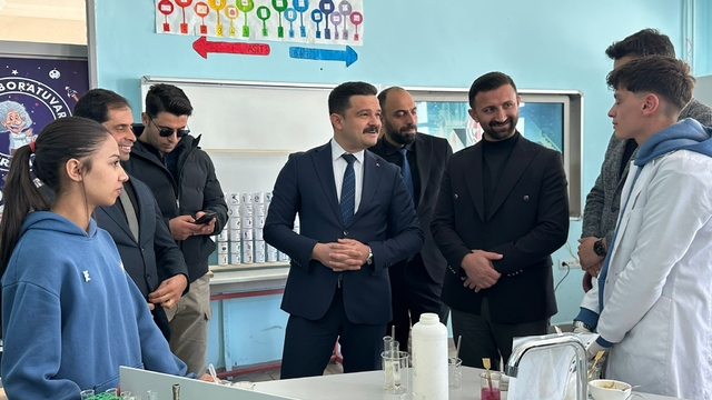 Karayazı Anadolu Lisesi'nde açılan bilim sergisi yoğun ilgi gördü