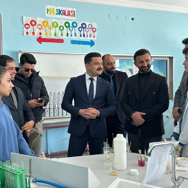 Karayazı Anadolu Lisesi'nde açılan bilim sergisi yoğun ilgi gördü