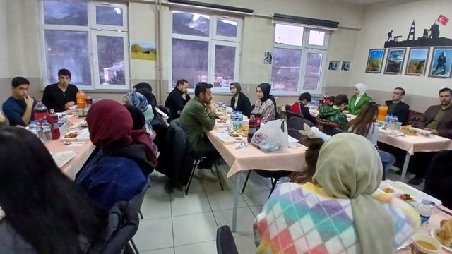 Posof Aşık Sabit Müdami Anadolu İmam Hatip Lisesi'nde iftar programı