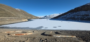 Zernek Barajı'nın buzları çözülmeye başladı