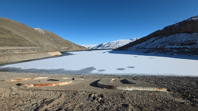 Zernek Barajı'nın buzları çözülmeye başladı