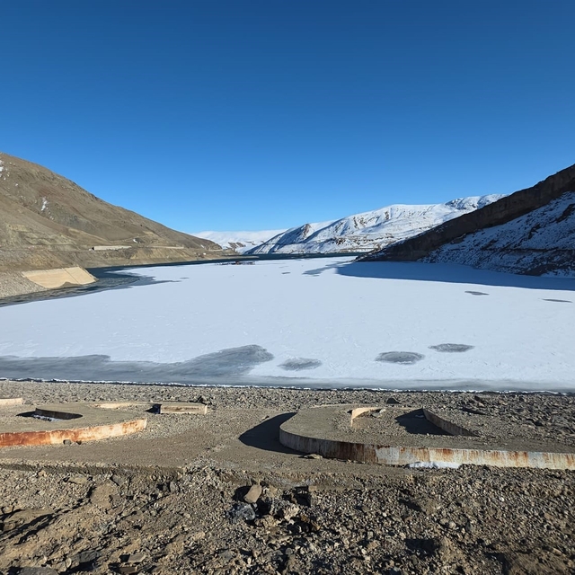 Zernek Barajı'nın buzları çözülmeye başladı