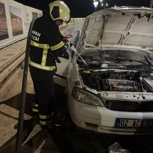 Seyir halindeki otomobil alev aldı