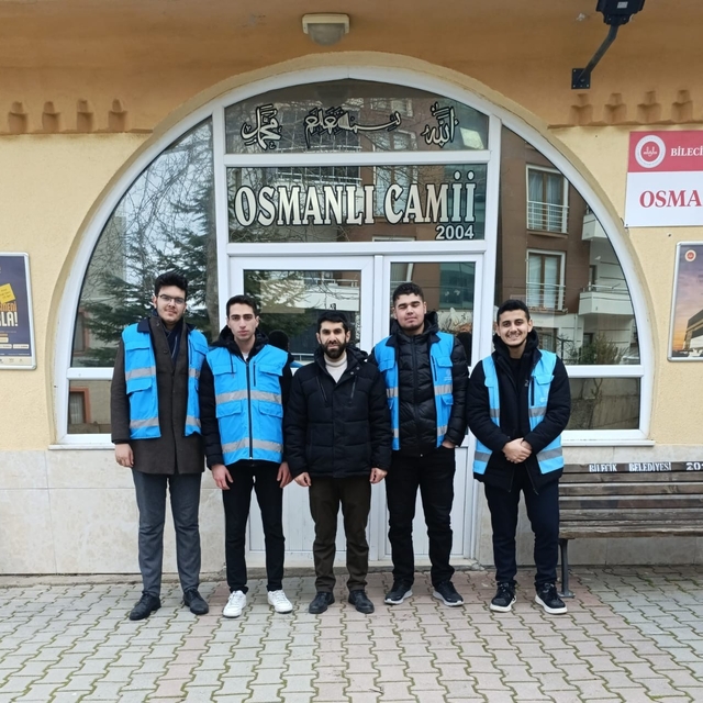 Bilecik'te KYK öğrencileri camiyi temizledi, ihtiyaç sahiplerine kumanya ul...