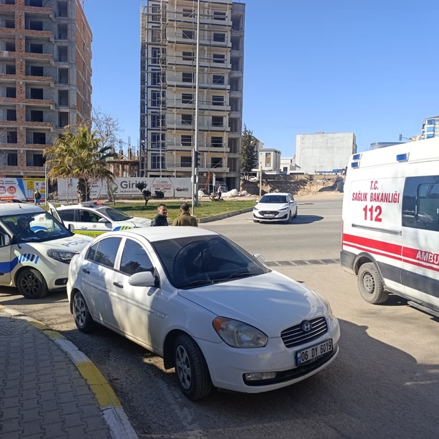 Kavşakta otomobiller çarpıştı: 2 yaralı