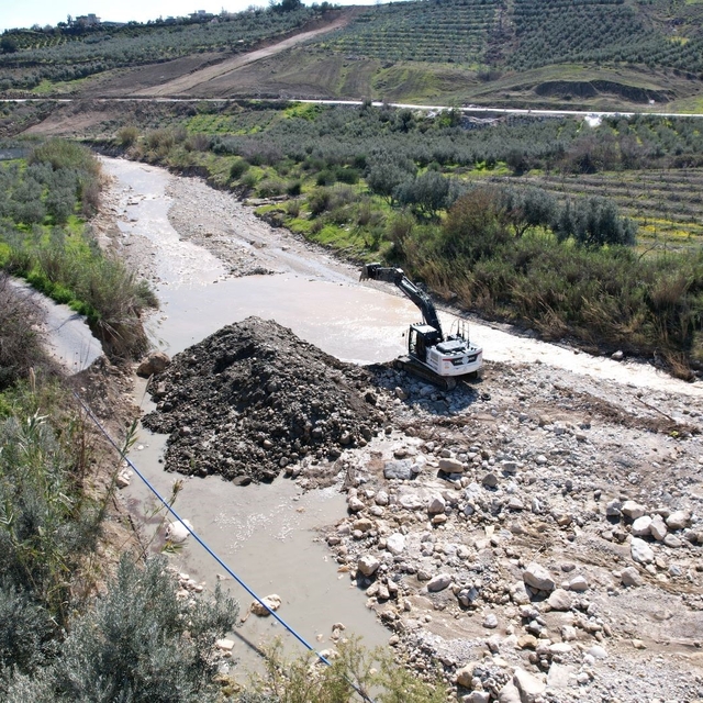 Akdeniz Belediyesinden taşkın riskine karşı yoğun mesai