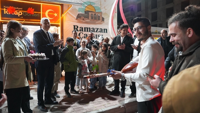 Başkan Hallaç'a Ramazan Çarşısı'nda sürpriz doğum günü kutlaması