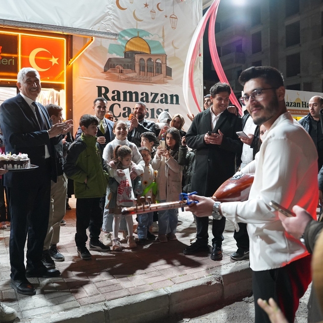 Başkan Hallaç'a Ramazan Çarşısı'nda sürpriz doğum günü kutlaması