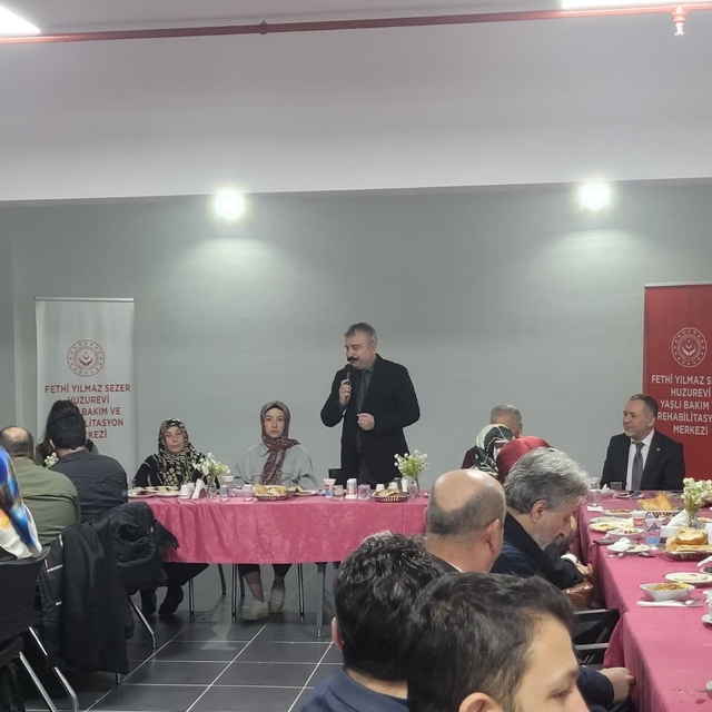 Eskişehir'de huzurevi sakinleri iftar sofrasında buluştu
İl Müdürü Orhan Ba...