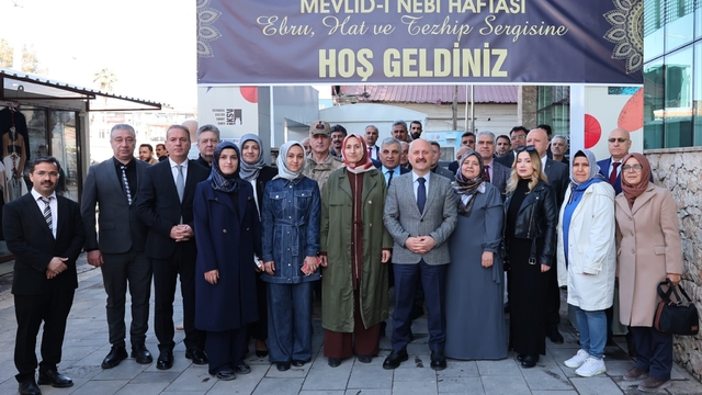 Adıyaman'da hat, tezhip ve ebru sanatı sergisi