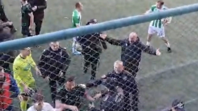 Trabzon'da BAL'a yükselme maçında olay çıktı
Sürmenespor'un, Araklıspor'a karşı 1-0 kazandığı maç sonrası olaylar çıktı