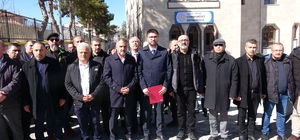 Saldırıya uğrayan okul müdürüne destek verdiler