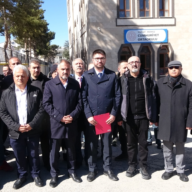 Saldırıya uğrayan okul müdürüne destek verdiler