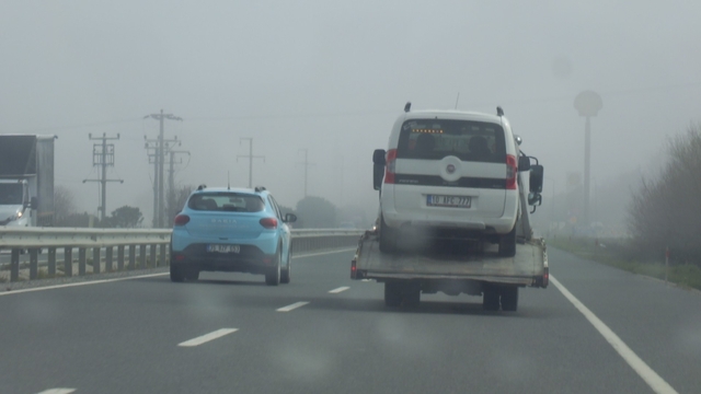 Balıkesir'de yoğun sis sürücülere zor anlar yaşatıyor