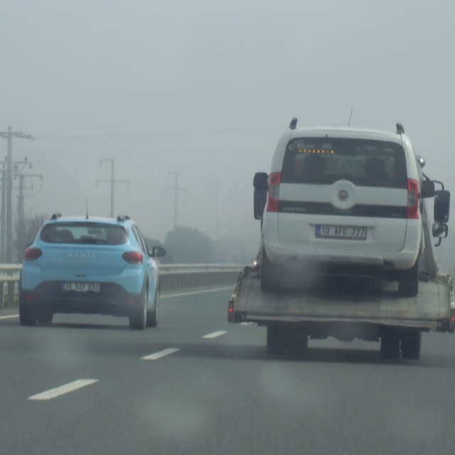Balıkesir'de yoğun sis sürücülere zor anlar yaşatıyor