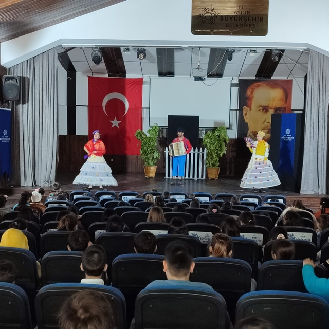 Karacasulu minikler Büyükşehir'in tiyatrosuyla eğlendi