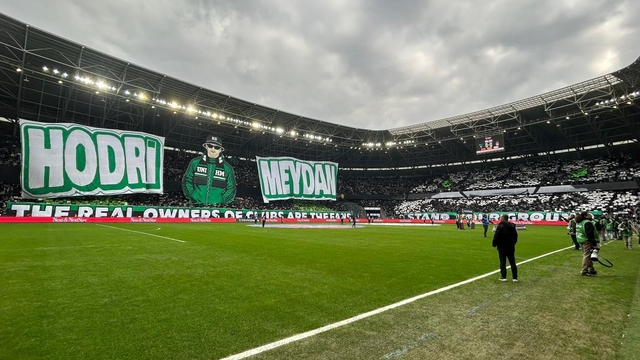 Futbolcu olamadılar ama tribünleri pankartlarıyla renklendiriyorlar
El emeği pankartlarla tribün kültürünü yaşatıyorlar
Dev pankartların arkasındaki dostluk