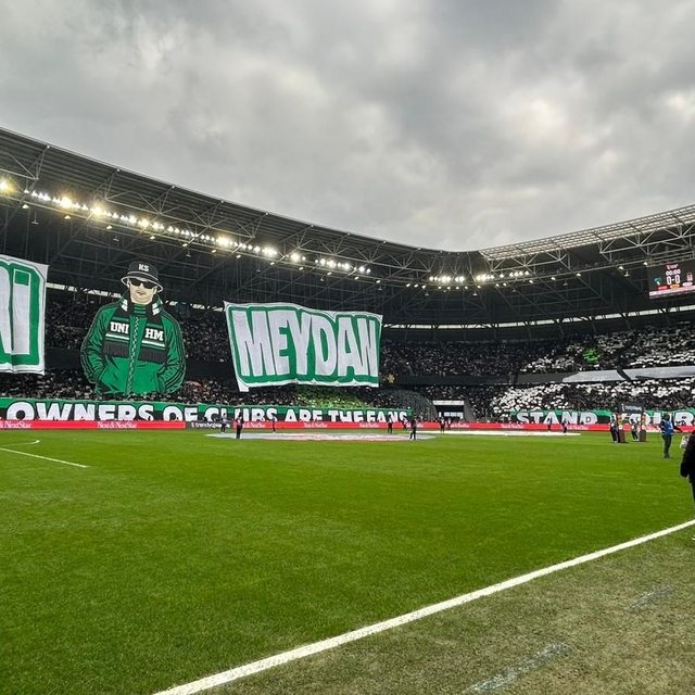 Futbolcu olamadılar ama tribünleri pankartlarıyla renklendiriyorlar
El emeğ...