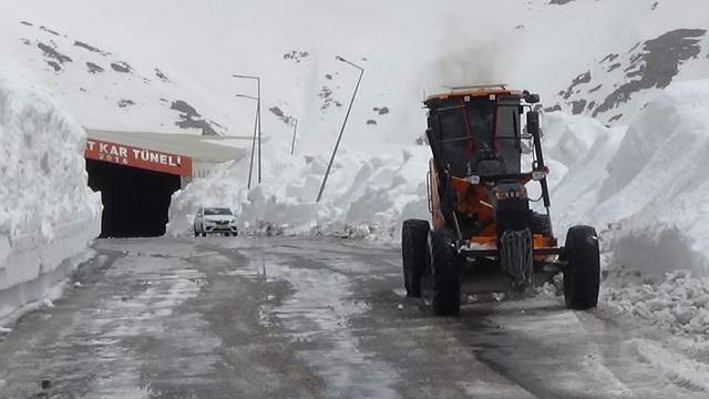 Türkiye'de kar rekoru Van'da kırıldı: Karabet Geçidi'nde kar kalınlığı 3 metreyi geçti