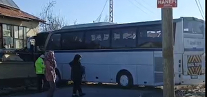 Belediye otobüsü ile öğrenci servis otobüsü çarpıştı: 17 yaralı