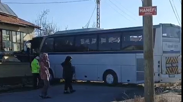 Belediye otobüsü ile öğrenci servis otobüsü çarpıştı: 17 yaralı