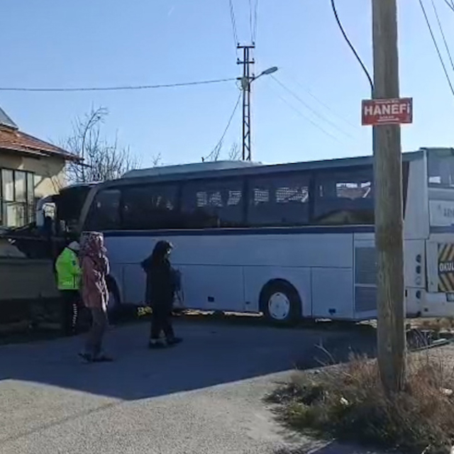 Belediye otobüsü ile öğrenci servis otobüsü çarpıştı: 17 yaralı