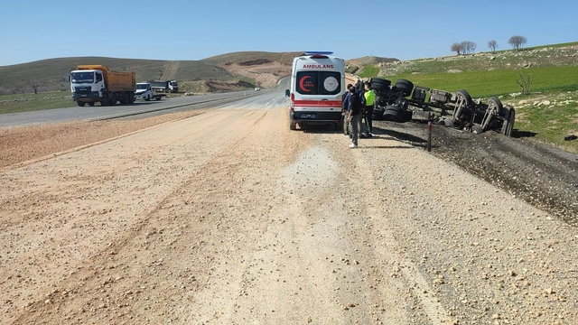 Şırnak'ta devrilen kamyonun sürücüsü yaralandı