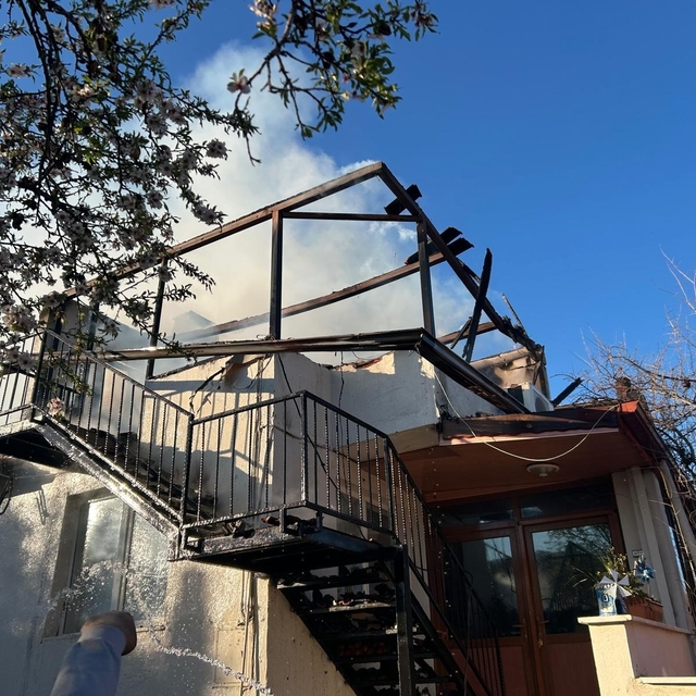 Denizli'de korkutan yangında çatı küle döndü