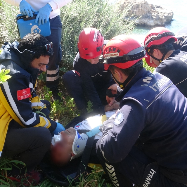 İncir ağacı hayatını kurtardı:  Falezlerde 20 metre yükseklikten düşen adam...