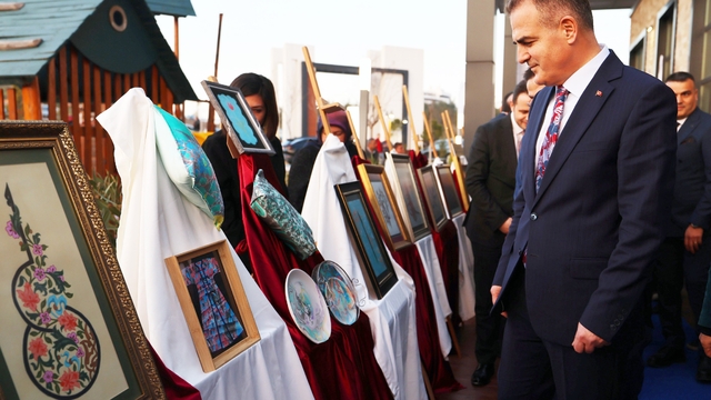'Sanatın diliyle değerlerimiz, hat, tezhip, ebru' sergisi açıldı